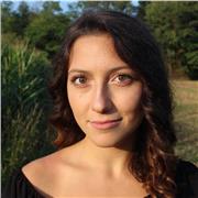 Studentessa universitaria impartisce lezioni d'inglese online e in presenza